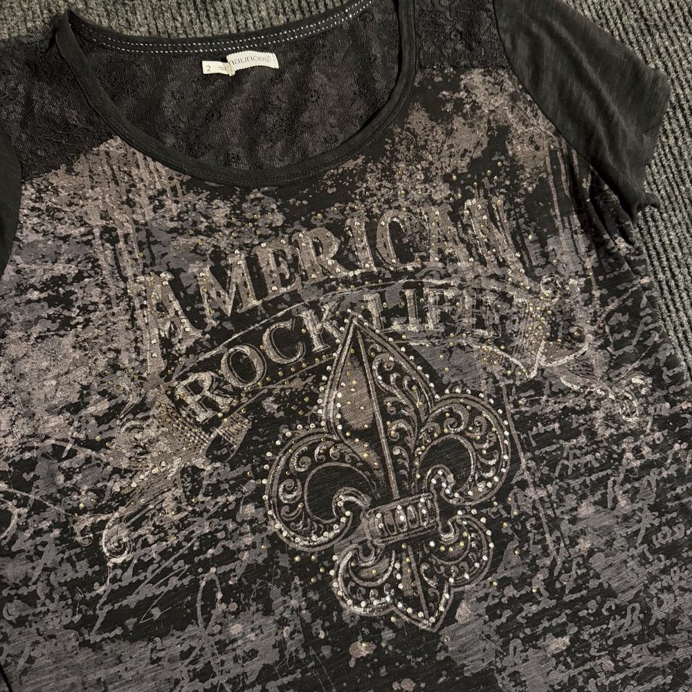 2 2X MAURICES AMERICAN ROCK LIFE GRAPHIC RHINESTONES LACE TOP T Fleur De Lis